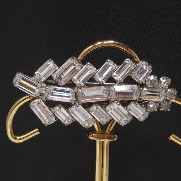 Vintage Clear Rhinestones Leaf Brooch, Rhodium Plated, 1960s Jewelry, 2 1/4" - Picture 7 of 10